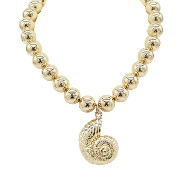 Shell pendant necklace